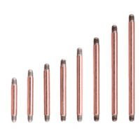 Ensemble de Barbell en Or Rose Sept barbell en or rose de différentes longueurs sur fond blanc