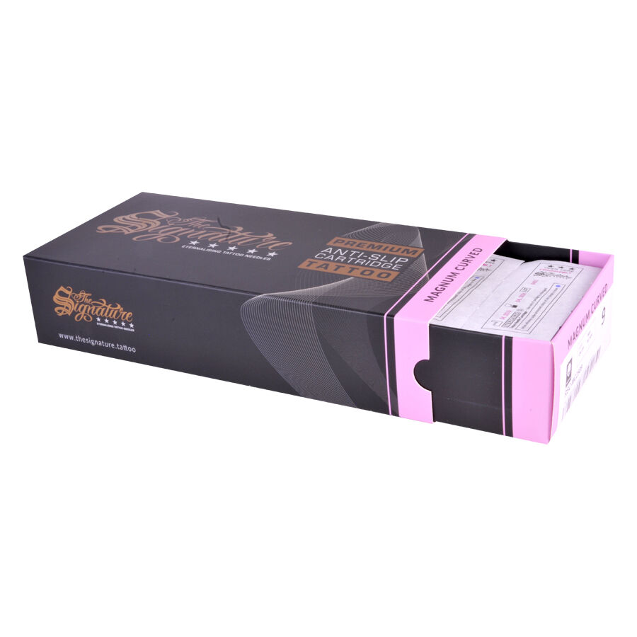 Cartouches Magnum Curved en boîte noire Boîte noire avec Cartouches Magnum Curved sur fond blanc