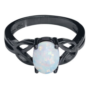 Bague noire en acier chirurgical avec opale blanche sur fond neutre