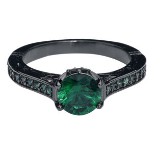 Bague noire en acier chirurgical avec cristal vert émeraude sur fond blanc