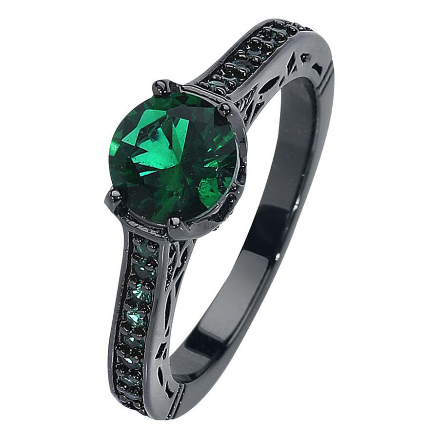 Bague Émeraude Noire en Acier Chirurgical Bague noire en acier chirurgical avec cristal vert émeraude sur fond blanc