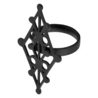 Bague Rune Witchcraft Noire en acier chirurgical taille 18mm sur fond blanc
