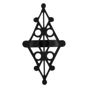 Anneau noir avec motif runique en acier chirurgical sur fond blanc