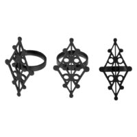 Bague Rune noire en acier chirurgical, taille 18,0 mm, sur fond blanc