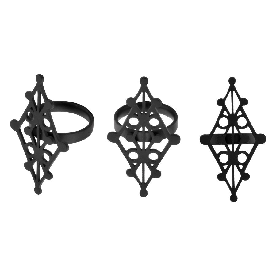 Bague Rune noire en acier chirurgical, taille 18,0 mm, sur fond blanc