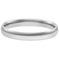 Anneau basique élégant en acier chirurgical Anneau simple et brillant en acier chirurgical argenté sur fond blanc