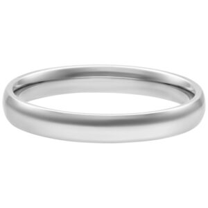 Anneau simple et brillant en acier chirurgical argenté sur fond blanc
