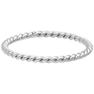 Anneau torsadé en argent en acier chirurgical sur fond blanc