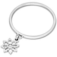 Bague fleur en argent avec pendentif Bague en argent avec pendentif fleur sur fond blanc