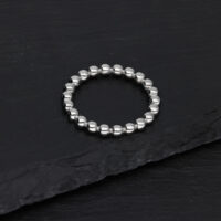 Bague Bubble en argent en acier chirurgical Bague Bubble en argent posée sur fond noir