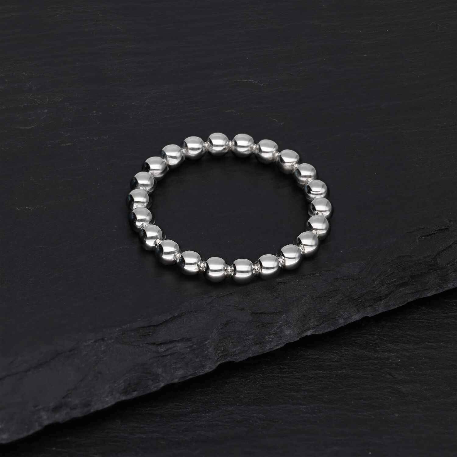 Bague Bubble en argent en acier chirurgical Bague Bubble en argent posée sur fond noir