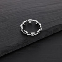 Bague chaîne en argent en acier chirurgical Bague chaîne en argent en acier chirurgical sur fond noir
