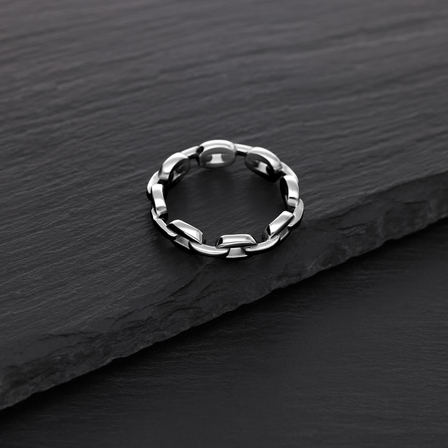 Bague chaîne en argent en acier chirurgical Bague chaîne en argent en acier chirurgical sur fond noir