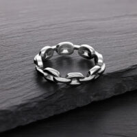 Bague Chaîne en Argent en Acier Chirurgical Bague Chaîne en Argent en Acier Chirurgical sur pierre sombre