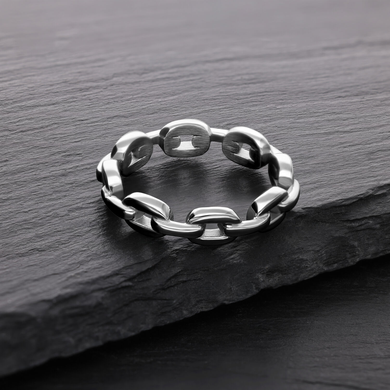 Bague Chaîne en Argent en Acier Chirurgical Bague Chaîne en Argent en Acier Chirurgical sur pierre sombre