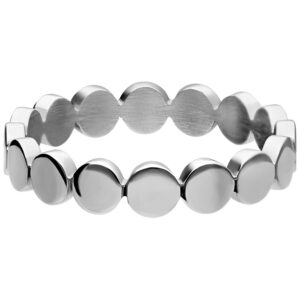 Anneau en argent en acier chirurgical avec des pastilles rondes sur fond blanc