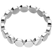 Bague élégante en acier chirurgical argenté Bague argentée en acier chirurgical avec plaques rondes sur fond blanc