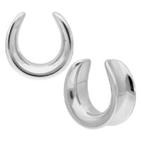 Deux Ear Saddles en acier chirurgical argenté sur fond blanc