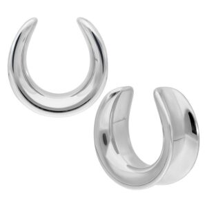 Deux Ear Saddles en acier chirurgical argenté sur fond blanc