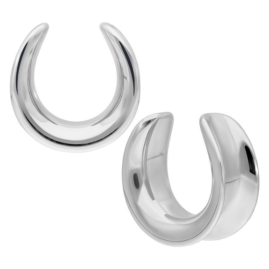 Deux Ear Saddles en acier chirurgical argenté sur fond blanc
