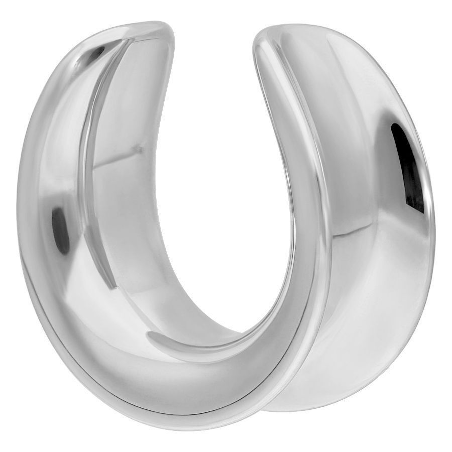 Saddles d'oreille en acier chirurgical argenté sur fond blanc