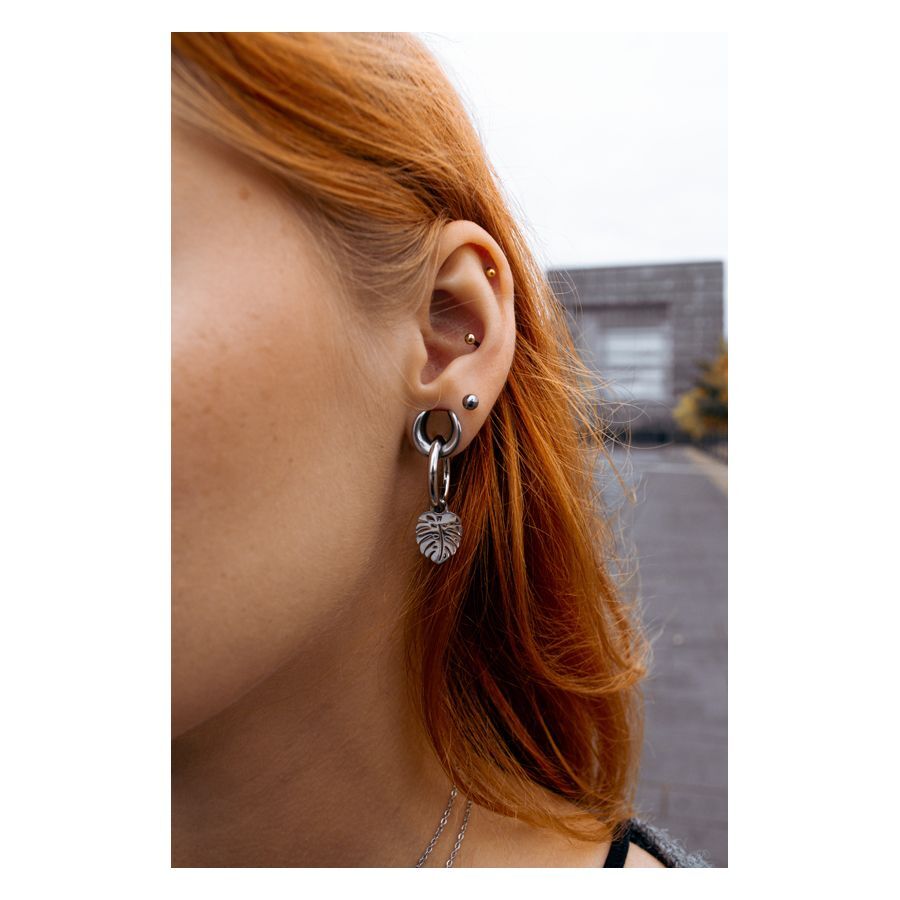 Saddles d'oreille noires en acier chirurgical avec pendentif feuille porté à une oreille