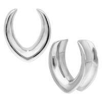 Paire de Ear Saddles ovales en argent Deux Ear Saddles ovales en argent sur fond blanc