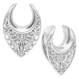 Ear Saddles argentés avec motifs orientaux en acier chirurgical 316L sur fond blanc