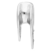 Selle d'oreille orientale en argent Selle d'oreille en argent en acier chirurgical sur fond blanc
