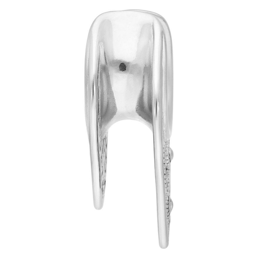 Selle d'oreille orientale en argent Selle d'oreille en argent en acier chirurgical sur fond blanc
