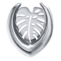 Selle d'oreille argentée au design Monstera sur fond blanc