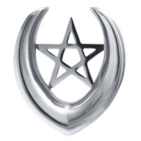Selle d'oreille argentée en acier chirurgical avec pentagramme sur fond blanc