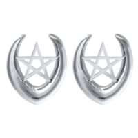 Deux Ear Saddles argentés en acier chirurgical avec pentagramme sur fond blanc