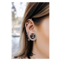 Ear Saddles noires en forme de serpent portées dans l'oreille, piercing en extérieur