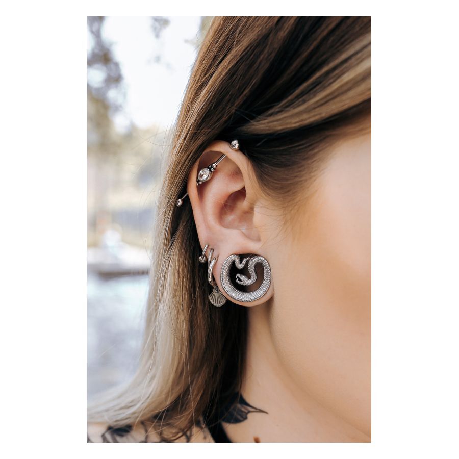 Ear Saddles noires en forme de serpent portées dans l'oreille, piercing en extérieur