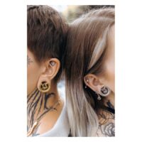 Couple avec des Ear Saddles en or et argent en acier chirurgical dans l'oreille
