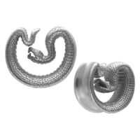 Deux Ear Saddles noires en forme de serpent sur fond blanc