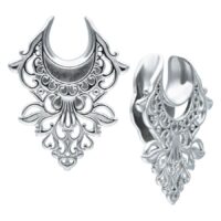 Saddles d'oreille baroques en acier chirurgical Deux saddles d'oreille baroques en acier chirurgical argenté sur fond blanc