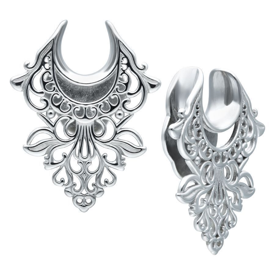 Saddles d'oreille baroques en acier chirurgical Deux saddles d'oreille baroques en acier chirurgical argenté sur fond blanc