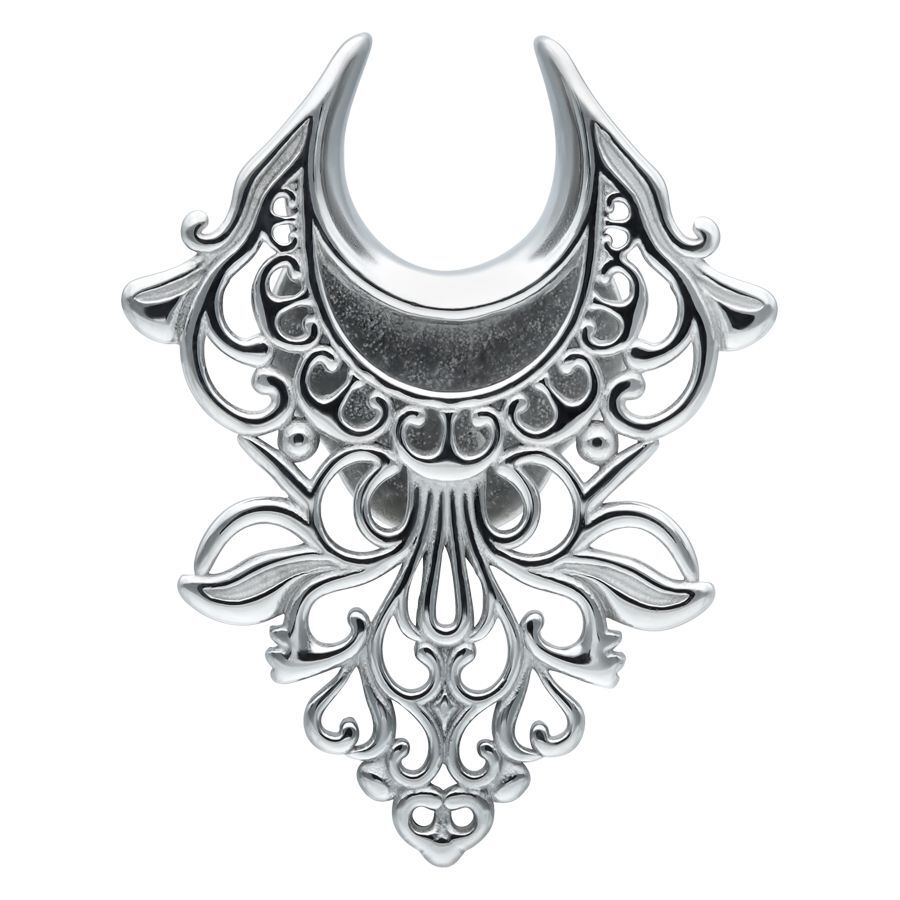 Baroques Ear Saddles en argent de Wildcat Ear Saddles argentés avec design baroque sur fond blanc
