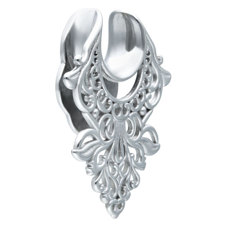 Selle d'oreille baroque en argent Selle d'oreille en argent avec design baroque sur fond blanc