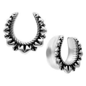 Deux Ear Saddles argentés avec motif floral, en acier chirurgical, sur fond blanc