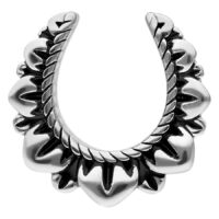Ear Saddles Flower en argent Ear Saddles Flower en argent avec design cœur sur fond blanc