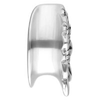 Selle d'oreille argentée avec motif floral Vue latérale d'une selle d'oreille argentée avec motif floral sur fond blanc