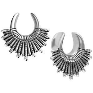 Deux Earsaddles Indiana en argent en acier chirurgical sur fond blanc