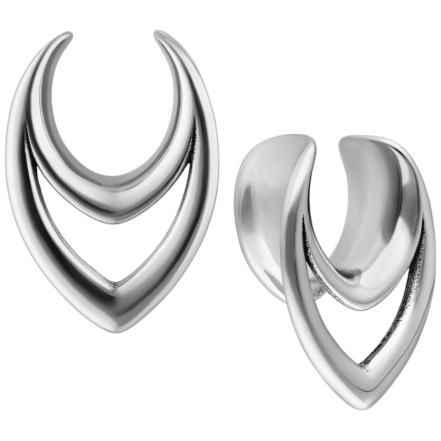 Earsaddles Double Arrow argentées en acier chirurgical sur fond blanc