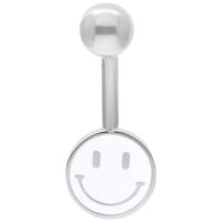 Piercing de nombril argenté avec pendentif Smiley blanc sur fond blanc