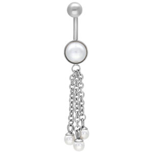 Piercing de nombril argenté avec perles pendantes et chaînes sur fond blanc