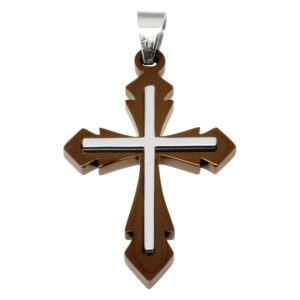 Pendentif croix argenté avec accents marron sur fond blanc
