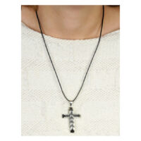 Pendentif croix en acier chirurgical argenté Pendentif croix en acier chirurgical argenté porté sur une chaîne noire sur fond blanc.